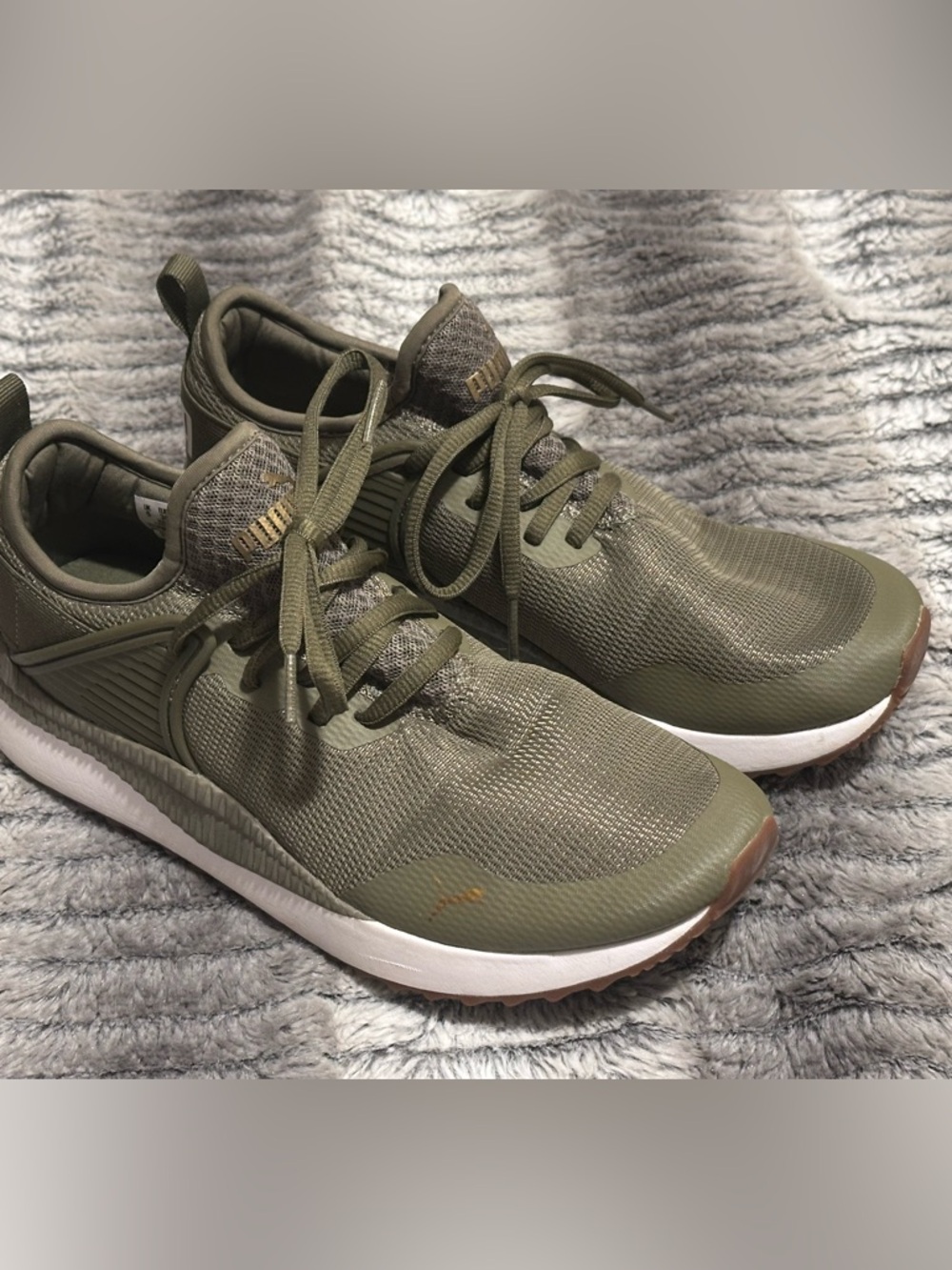 Puma Women's soft foam sneakersSize 7.5